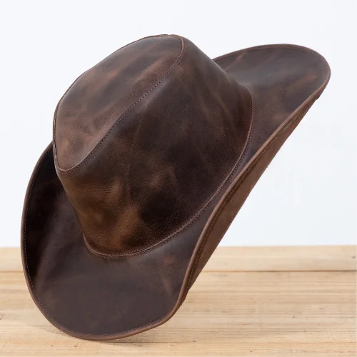 Chapeu Ingles em Couro Fossil Aba Curva com Bandinha Trancada Removivel L Jaco IN-802