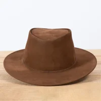 Chapéu Inglês em Couro Nobuck Aveludado com Aba Clássica
