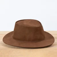 Chapéu Inglês em Couro Nobuck Aveludado com Aba Clássica